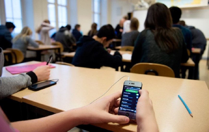 Should students use mobile phones during class?