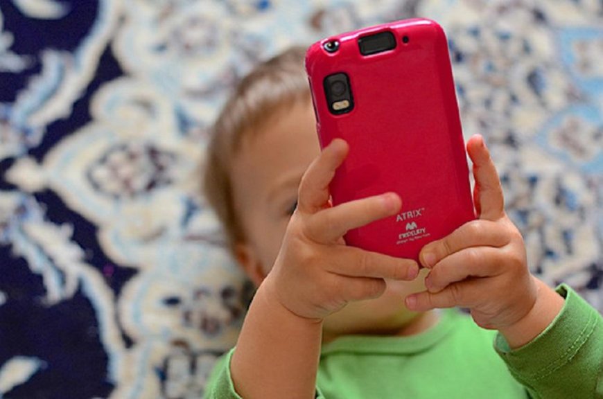 The risks of giving cellphones to children