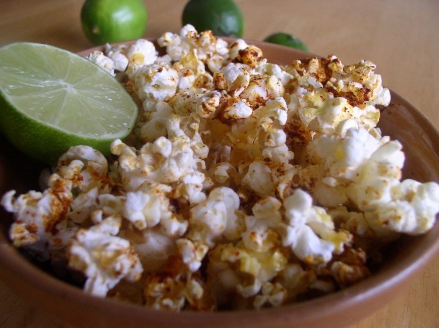 This is the healthiest snack you can eat at home! Make popcorn with ... a lime